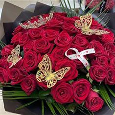 50 Naomi Roses with Gold Accessories 